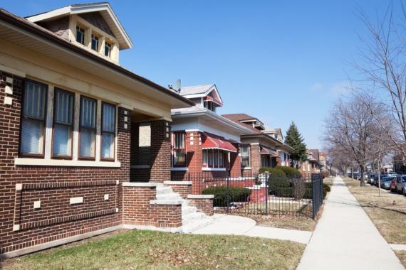 chicago-residential-street-with-edwardian-bungalows-picture-id183827867.jpg