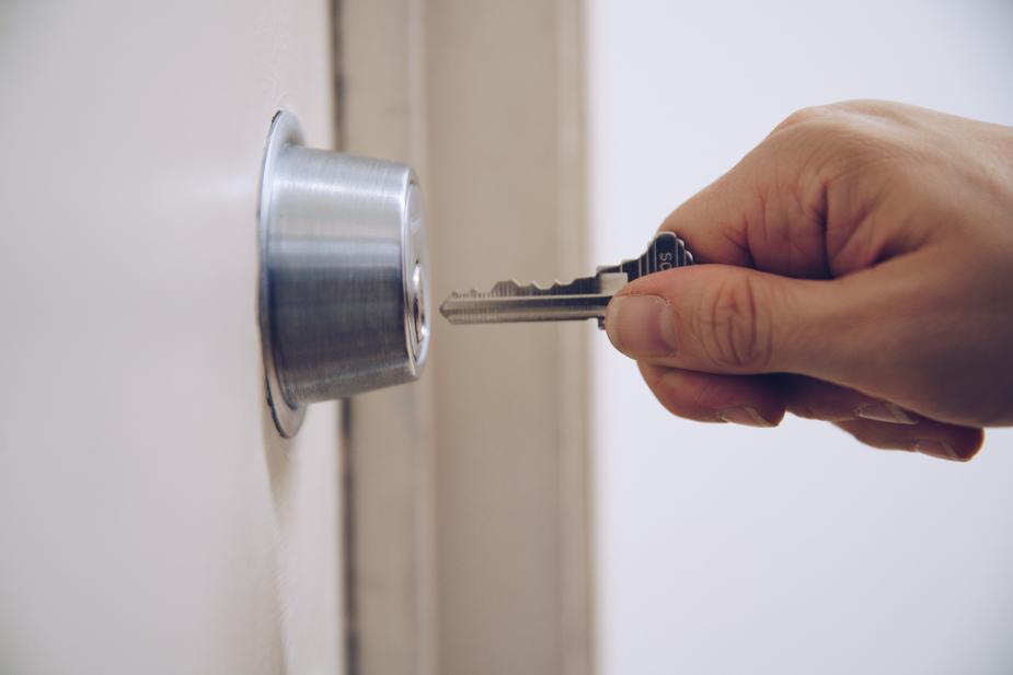 key-to-padlock-in-hand_925x.jpg